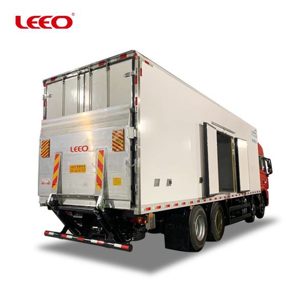 作業トラックのリフトゲート